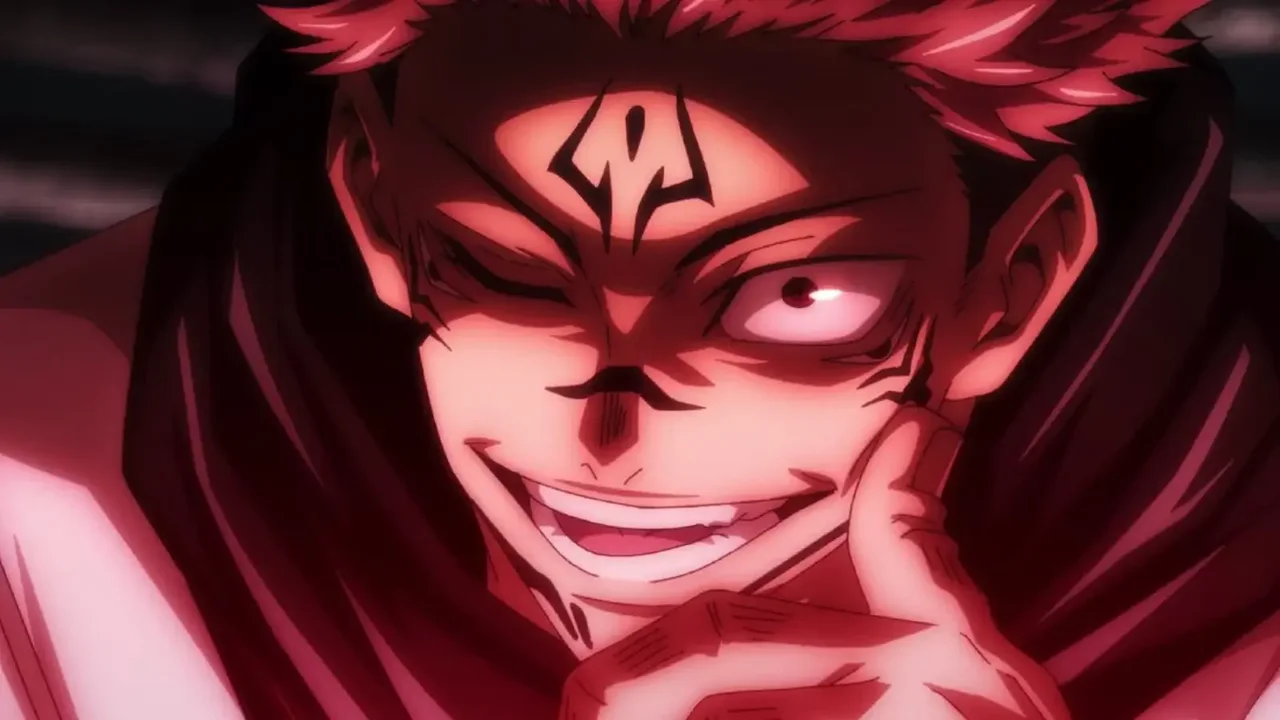 Primer plano de Ryomen Sukuna con sonrisa malvada, el villano de Jujutsu Kaisen que encarna la Tríada Oscura y el mal puro sin justificación