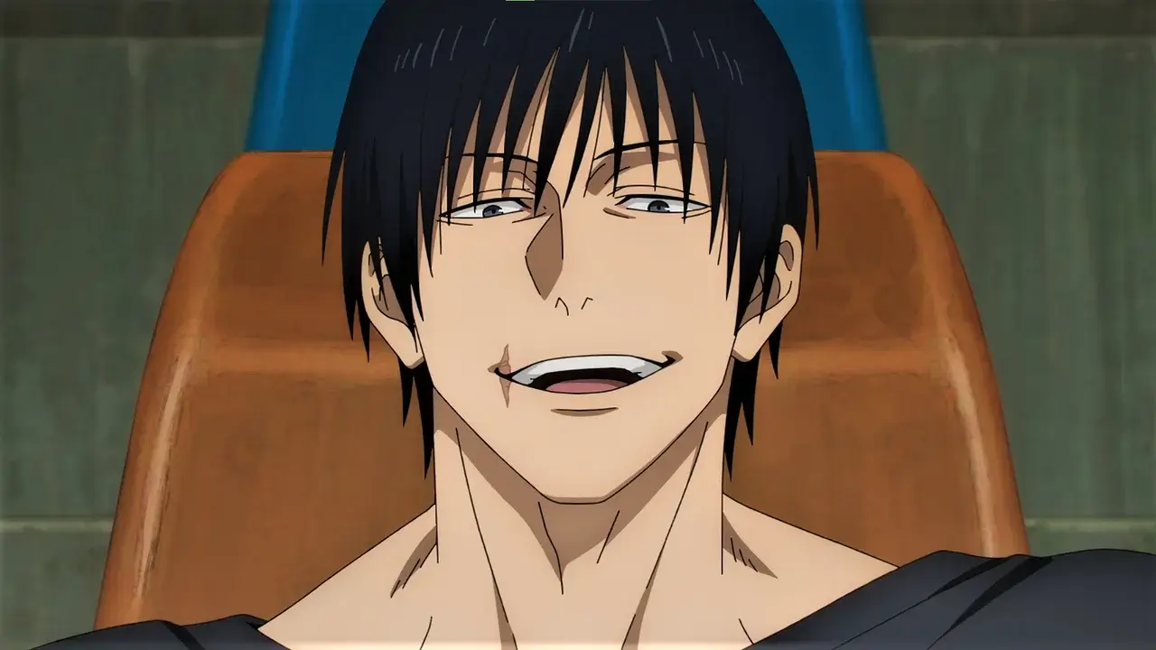 Toji Fushiguro sonriendo con expresión burlona, el villano gris de Jujutsu Kaisen que fascina al fandom por su mezcla de crueldad y sacrificio paternal