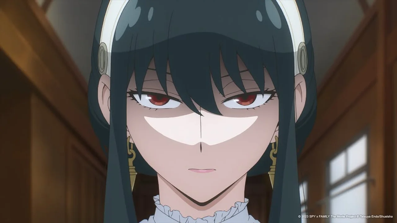 Yor Forger de Spy x Family con mirada seria e intensa, personaje materno y asesina en la familia ficticia del anime