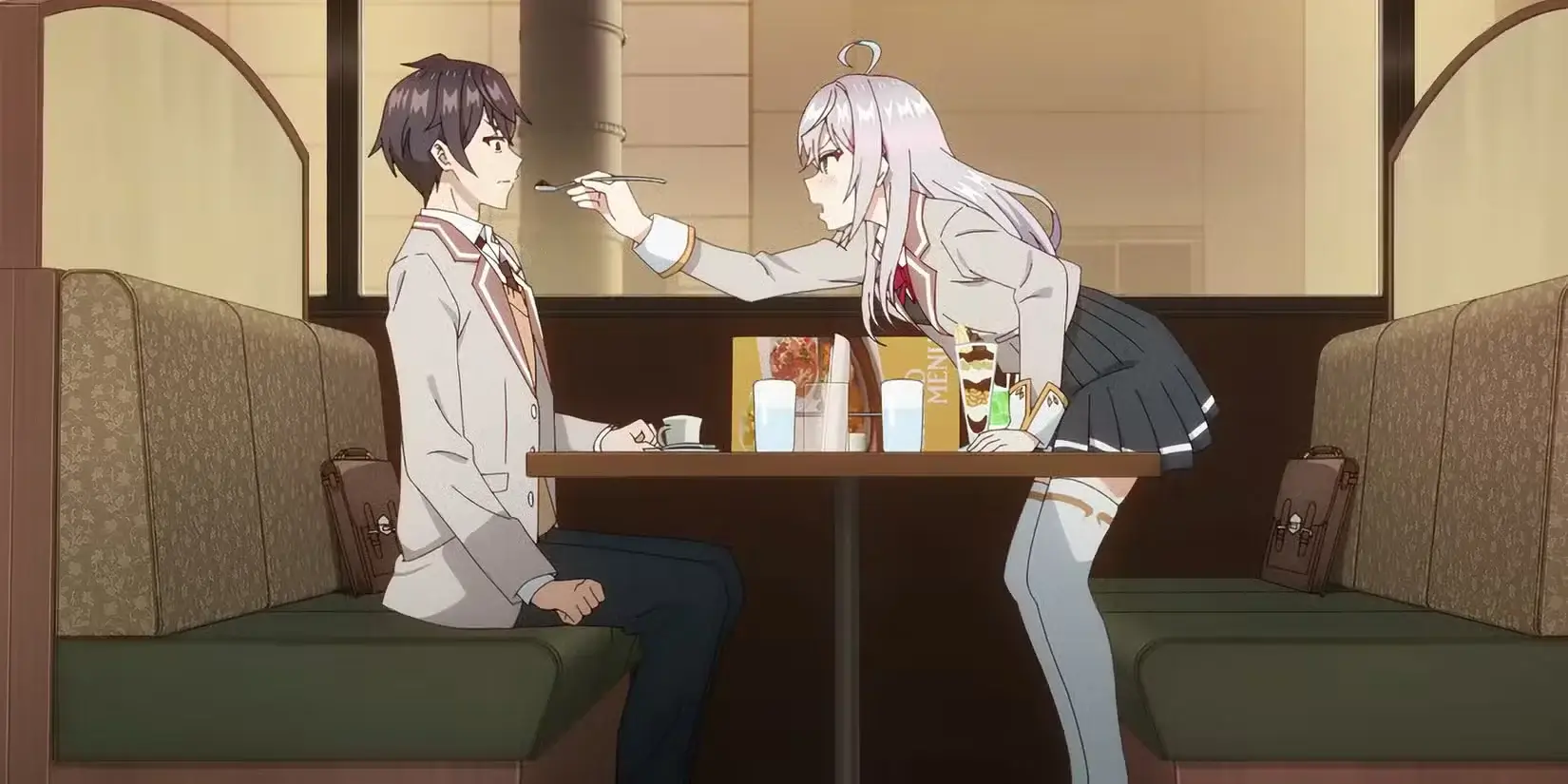Alya Kujou da de comer a Masachika Kuze con una cuchara en una escena romántica de Roshidere en un restaurante