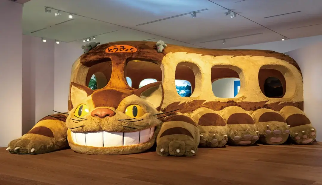 Gatobús de Mi Vecino Totoro en la exposición del Museo Ghibli, con ventanas redondas y las patas característicos del personaje