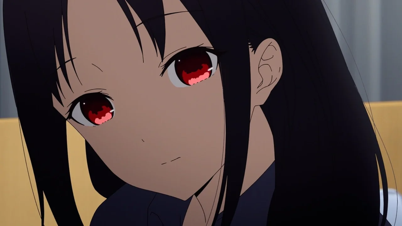 Primer plano de los ojos rojos de Kaguya Shinomiya en Kaguya-sama: Love is War