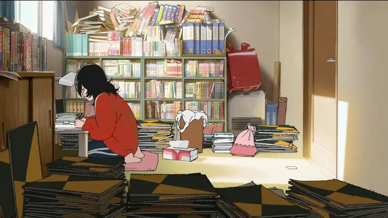 Kyomoto dibujando manga sentada en el suelo de su habitación, rodeada de cuadernos apilados y estanterías de tomos de Shark Kick en Look Back