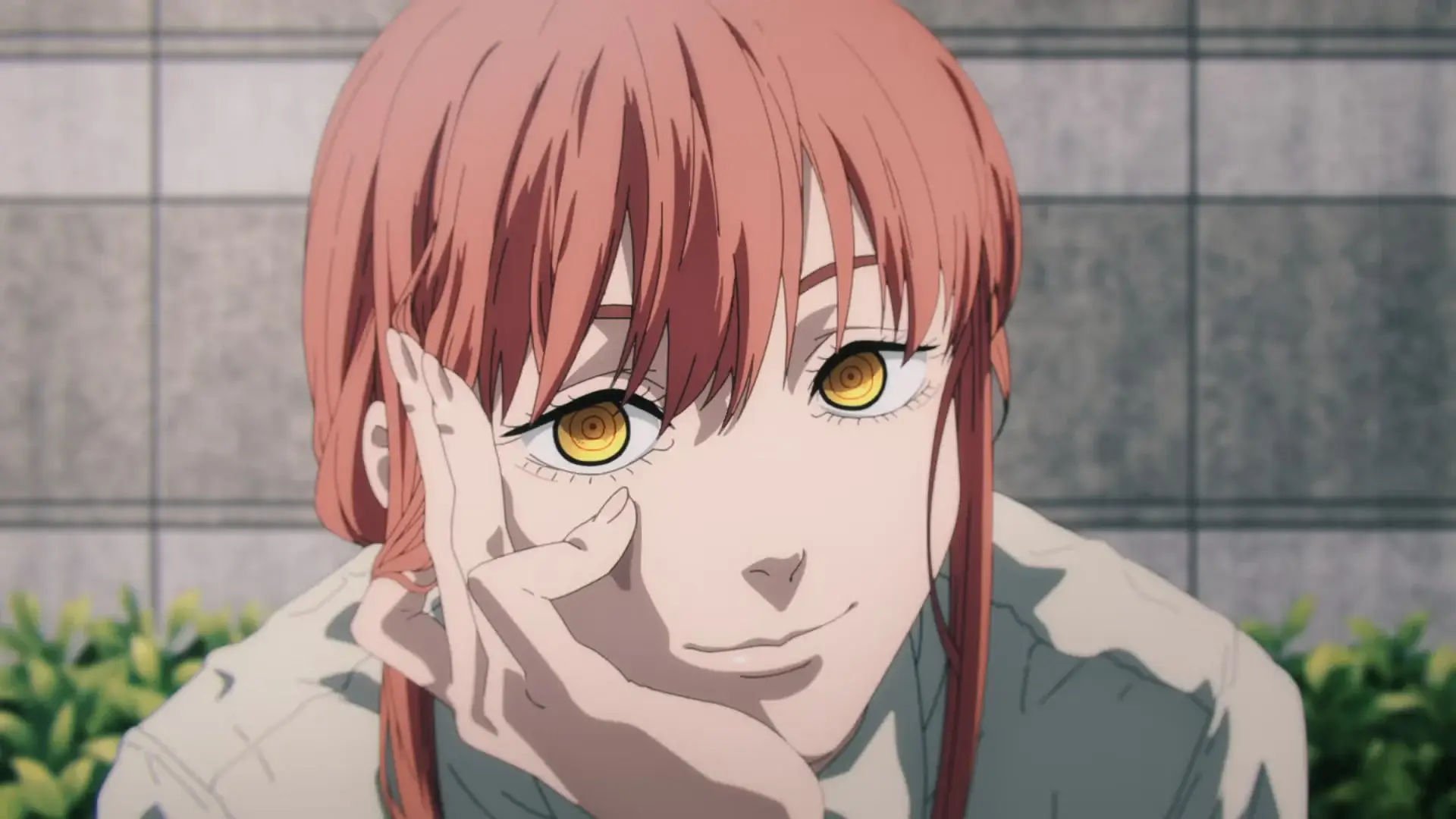 Makima sonríe en primer plano con su mirada penetrante, el Demonio del Control de Chainsaw Man