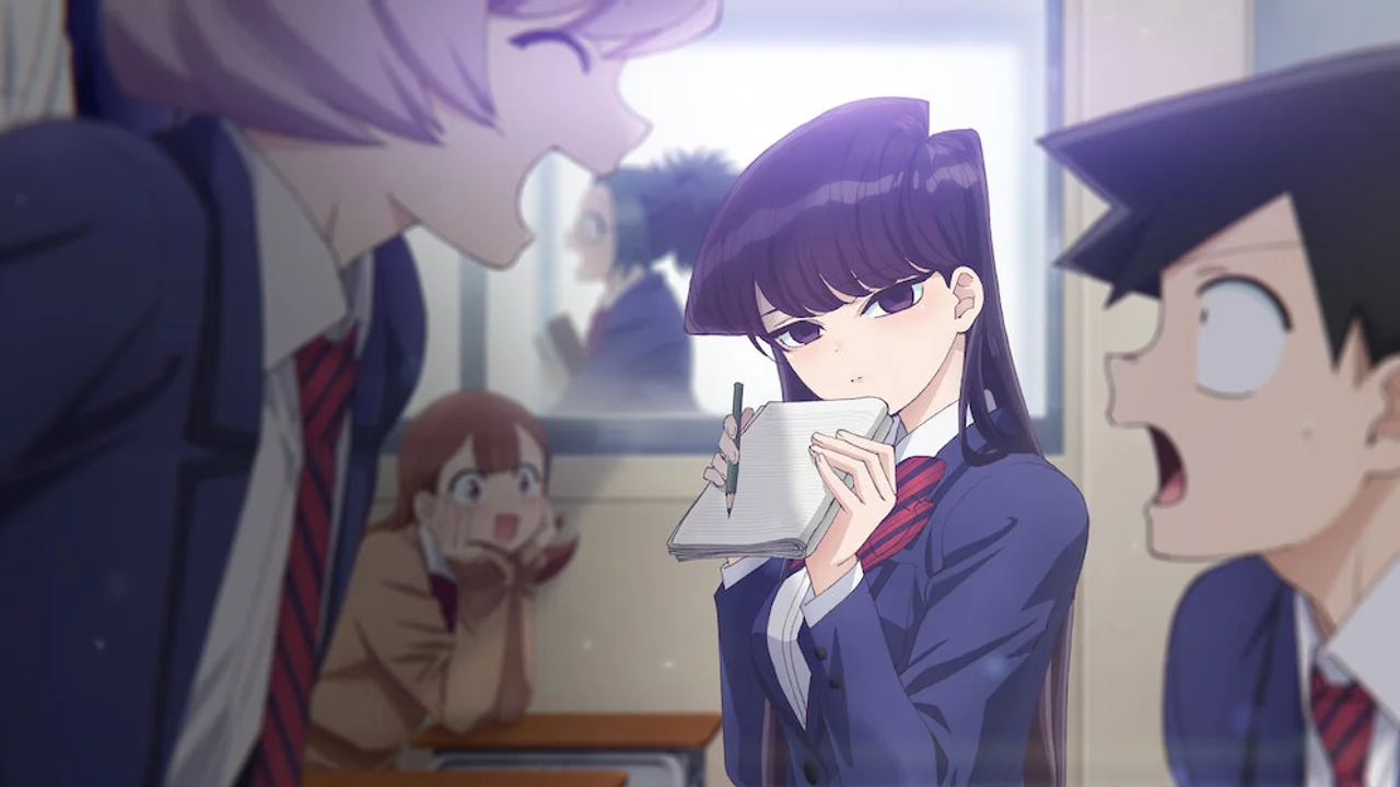 Shoko Komi escribiendo en su libreta en clase en Komi-san wa Komyushō desu
