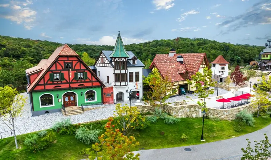 Edificios del Valle de las Brujas en Ghibli Park, con fachadas de estilo europeo y tejados rojos inspirados en el Castillo Ambulante
