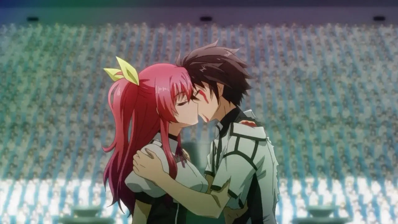 Stella Vermillion e Ikki Kurogane compartiendo un beso en el estadio, pareja canon del anime Rakudai Kishi no Cavalry